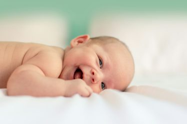 Massage bébé : les techniques pour apaiser votre nouveau-né