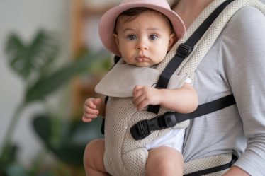 Comment bien choisir un porte-bébé ergonomique pour le confort de bébé et des parents