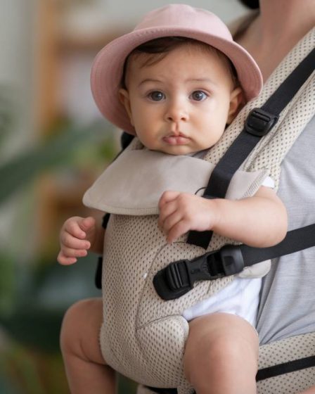 Comment bien choisir un porte-bébé ergonomique pour le confort de bébé et des parents