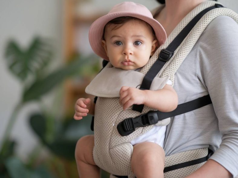 Comment bien choisir un porte-bébé ergonomique pour le confort de bébé et des parents